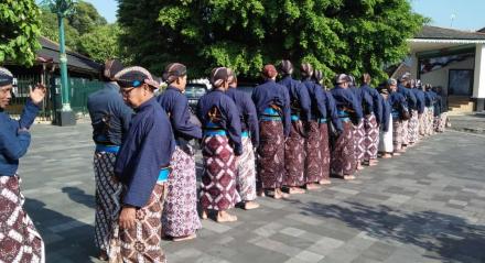 DUKUH SE DESA DLINGO MENGIKUTI PAWIYATAN PAMONG DI KERATON YOGYAKARTA